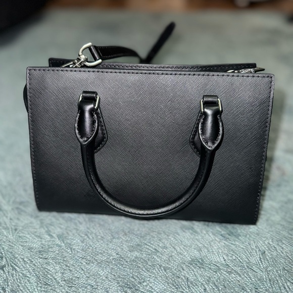Like new Michael Kors handbag. - Picture 3 of 11